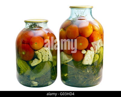 Tomaten aus der Dose und Gurken im Weckglas Stockfoto