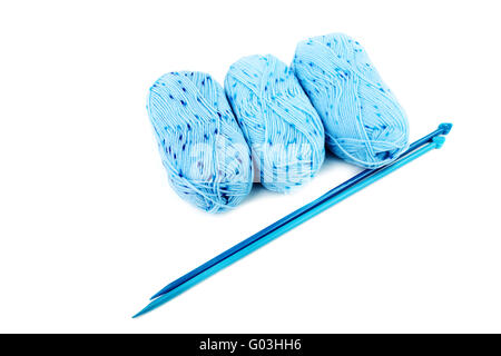 blaue Kugeln aus einem Garn stricken Speichen isoliert auf weiss Stockfoto