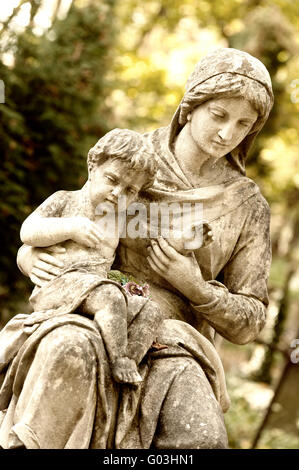 Denkmal der Frau mit dem Kind auf dem Friedhof Stockfoto