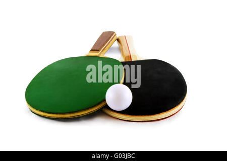 Tischtennis-Schläger und Ball isoliert auf weißem Hintergrund Stockfoto