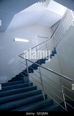 Treppe im Geschäftshaus gehen im nächsten Stockwerk Stockfoto