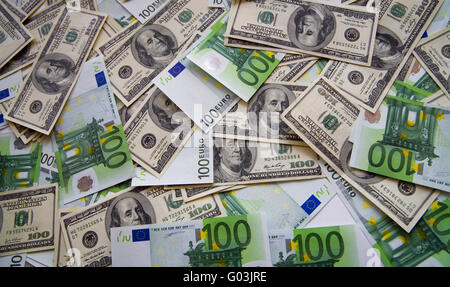 Hintergrund von chaotisch Lügen 100 Banknoten Stockfoto