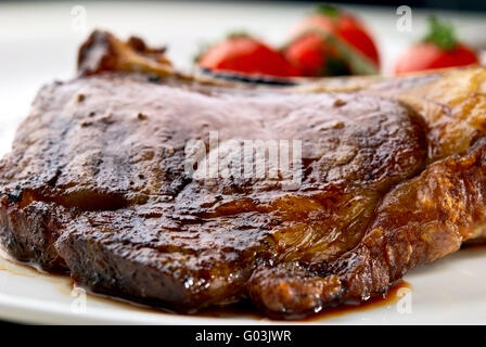 Makro von gegrilltem Fleisch Rippen auf weißen Teller mit tom Stockfoto