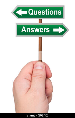 Hand mit Straßenschild mit Richtungen Fragen Antworten. Stockfoto