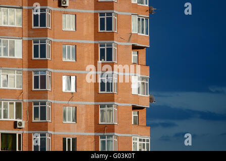 Architektonische abstrakt moderne Multi-Wohnungen Gebäude in einen Sonnenuntergang Stockfoto