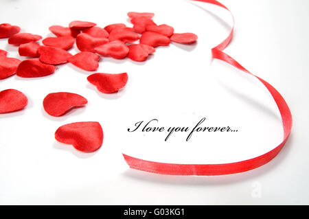 Kleine rote Herzen und Band auf weißem Hintergrund. Komposition für Themen wie die Liebe Stockfoto
