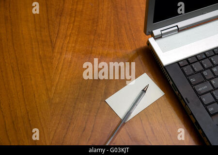Moderner Schreibtisch mit Laptop-Stift und Visitenkarte Stockfoto
