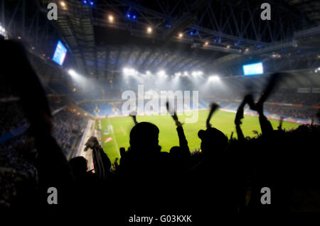 Silhouetten von Fans feiern ein Ziel auf Fußball / Fußball Spiel Stockfoto