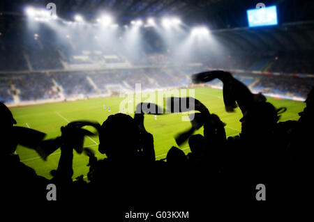 Silhouetten von Fans feiern ein Ziel auf Fußball / Fußball Spiel Stockfoto