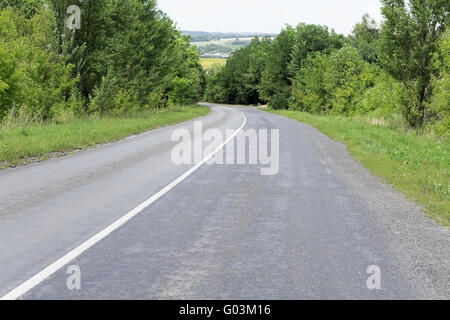 Leere geschwungenen Straßen und Bäume im hügeligen Stadtteil Stockfoto