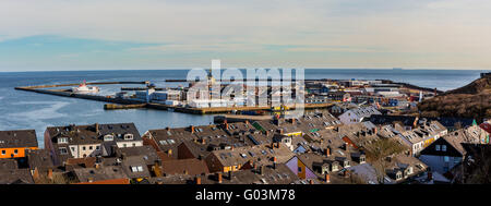 farbige Krabben Fisher Ställe am Hafen Insel Helgoland, Deutschland, Häuser nordischen Stil mit Boot und blauer Himmel, Panoramablick vom Stockfoto