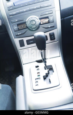 Innenraum des modernen Autos mit Knöpfen und der le Stockfoto