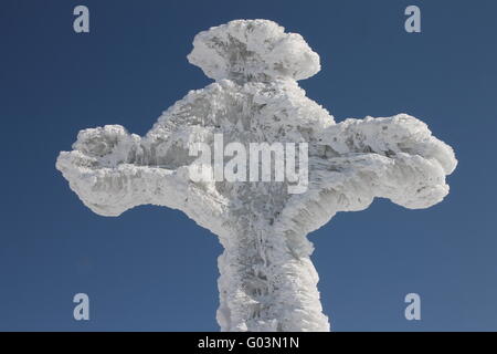 Das christliche Kreuz auf dem Gipfel Tarnica Peak (1346 m). Bieszczady-Gebirge Stockfoto