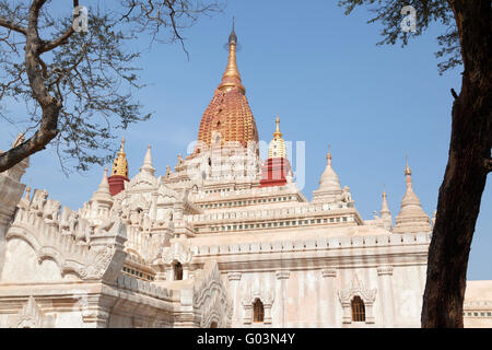 Goldene Hti (Sonnenschirm-förmigen verzierte Spitze eines Stupa) des Ananda-Tempels (Old Bagan - Myanmar). HTI Doré du Temple de l'Ananda Stockfoto