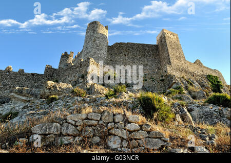 Ansicht von unten auf die alte Burg und die Berge. Alcala de Xivert in Spanien. Stockfoto