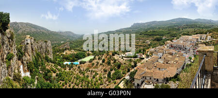 Guadalest in Spanien. Draufsicht auf das Schloss und die Berge. Stockfoto