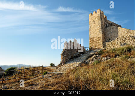 Ansicht von unten auf die alte Burg und die Berge. Alcala de Xivert in Spanien. Stockfoto