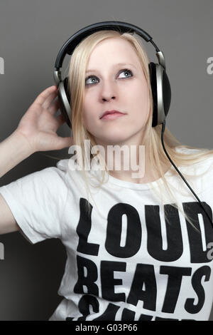 Junge Frau mit Kopfhörern und bedrucktes T-shirt Stockfoto