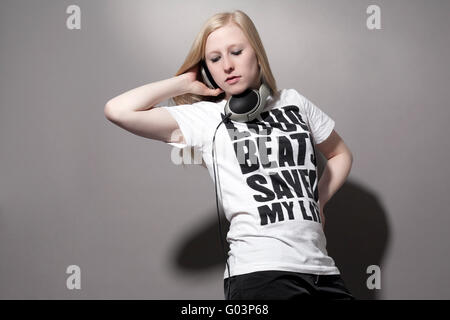 Junge Frau mit Kopfhörern und bedrucktes T-shirt Stockfoto