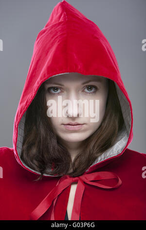 Porträt einer jungen Frau in Little Red Riding Hoo Stockfoto