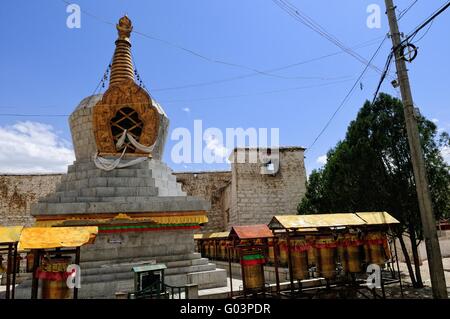 Stupa und Gebetsmühlen im Sera-Kloster in Lhasa Stockfoto