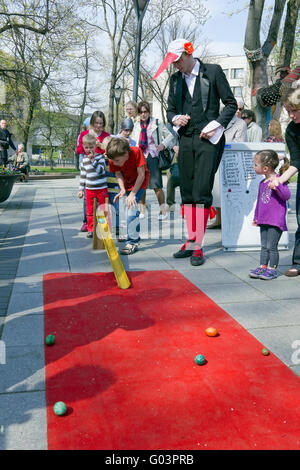 VILNIUS, Litauen - 21. April 2014: Animator in einem Anzug von einem Storch ist ein Kinder-Ostern-Wettbewerb - wessen Ei f fegen wird Stockfoto