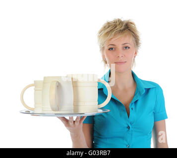 schöne Frau hält eine große hölzerne Bierkrug. Stockfoto
