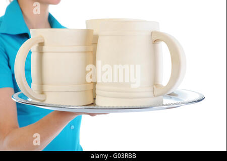 schöne Frau hält eine große hölzerne Bierkrug. Stockfoto