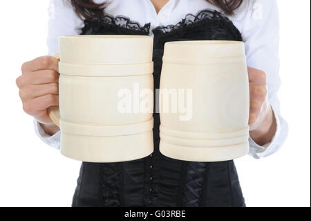 schöne Frau hält eine große hölzerne Bierkrug. Stockfoto