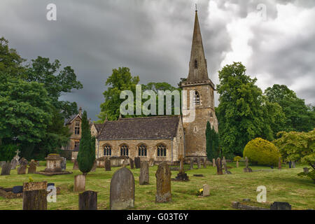 Str. Marys Kirche mit Friedhof in Cotswolds, Lowe Stockfoto