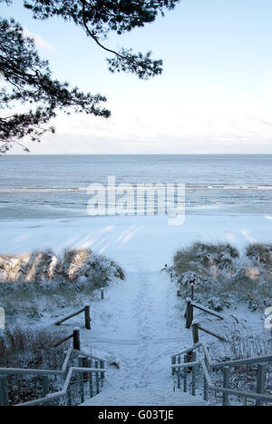 Treppe nach der winterlichen Strand von Lubmin. Stockfoto