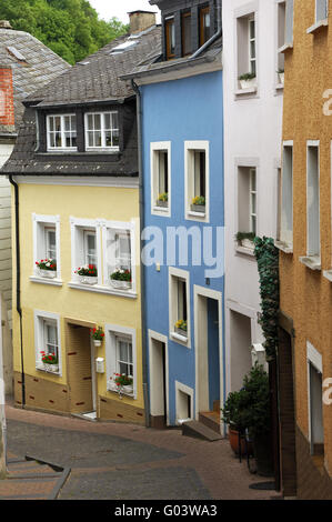 In den engen Gassen der alten Stadt Saarburg Stockfoto