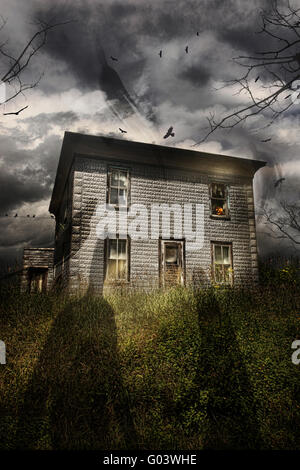 Altes verlassenes Haus mit fliegenden Geister für Hallowe Stockfoto