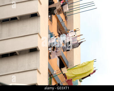 Wäsche aus Fenster zum Trocknen hängen. Singapur re Stockfoto