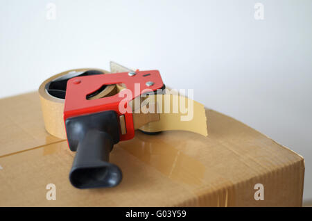 Selbstklebendes Tape Dispenser auf braunen Karton Stockfoto