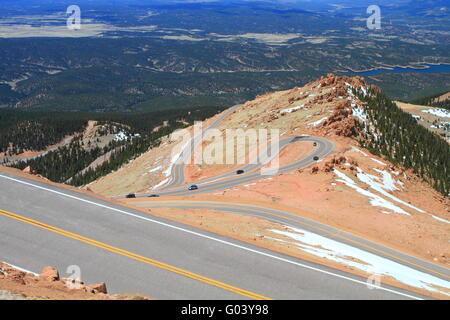 Wicklung der schönen Serpentinenstraße auf den Pikes Peak-Berg Stockfoto