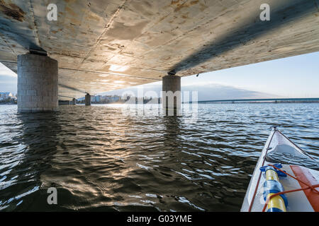 Kajak fahren unter einer Brücke, Helsinki, Finnland, Europa, EU Stockfoto