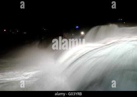 In der Nacht, die Wasserfälle von Schaffhausen-Schweiz Stockfoto