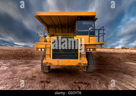 Große Auto-gelbe Bergbau Muldenkipper Stockfoto