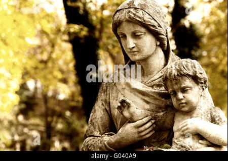 Denkmal der Frau mit dem Kind auf dem Friedhof Stockfoto