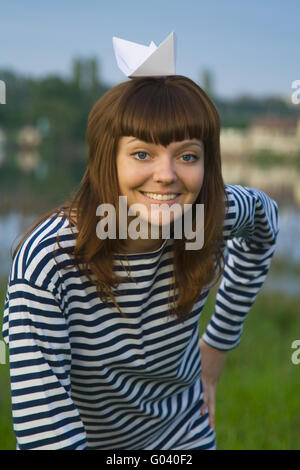 Junge Frau in abgespeckte t-Short mit Papier zu versenden, auf dem Kopf Stockfoto