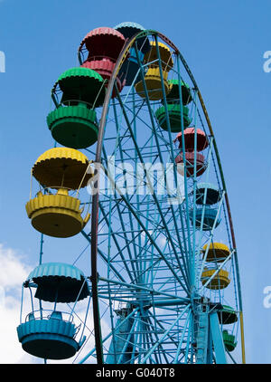 Rad der Überprüfung im Park am blauen Himmelshintergrund Stockfoto