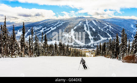 Frau Skifahrer auf den Pisten zu den beliebten Skiort Sun Peaks in der Shuswap Hochland von British Columbia, Kanada Stockfoto