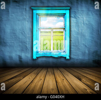 dunkle Vintage blaues Zimmer mit Holzböden und Fenster mit Feld und Himmel darüber Stockfoto