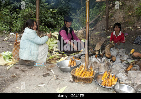 Frauen verkaufen gegrillte Maiskolben, Bhutan Stockfoto