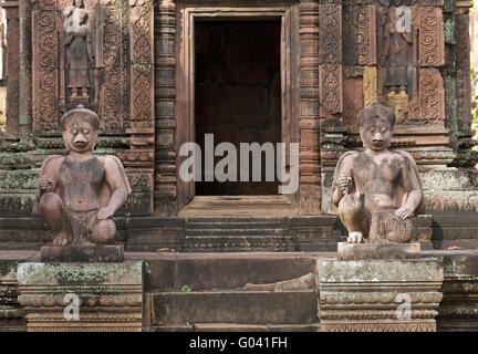 Repliken von zwei Tempel-Wächter-Statuen, Banteay Stockfoto