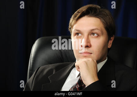 Porträt des Unternehmers auf dunklem Hintergrund Stockfoto