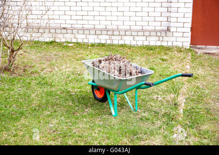 Handwagen voller Laub im Frühjahr Stockfoto