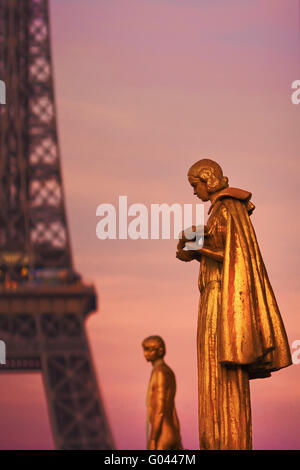 glühende Statuen vor dem Eiffelturm Stockfoto