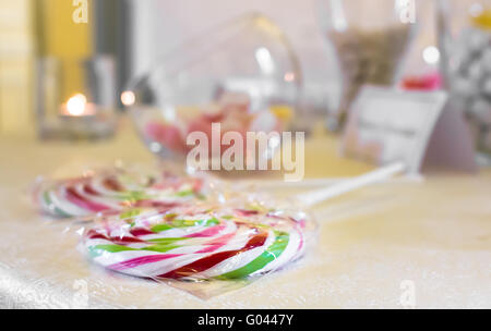 Extreme Nahaufnahme von zwei Lutscher auf dem Tisch. Stockfoto